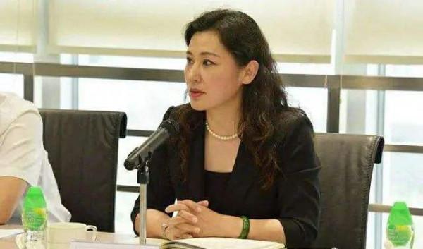 姜虹：中國最美女校長，39歲任教授，49歲當大學校長，深受愛戴