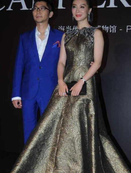 陳數與老公合體亮相真隆重,穿金色宮廷風長裙像貴婦,你覺得呢? 陳數與老公合體亮相真隆重,穿金色宮廷風長裙像貴婦,你覺得呢?