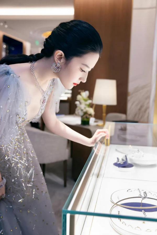 劉亦菲年度最佳裙裝，清水出芙蓉，天然去雕飾，清純唯美