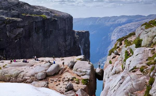 挪威超奇特景點,離地上千米被稱奇蹟石,超多遊人來此挑戰 挪威超奇特景點,離地上千米被稱奇蹟石,超多遊人來此挑戰