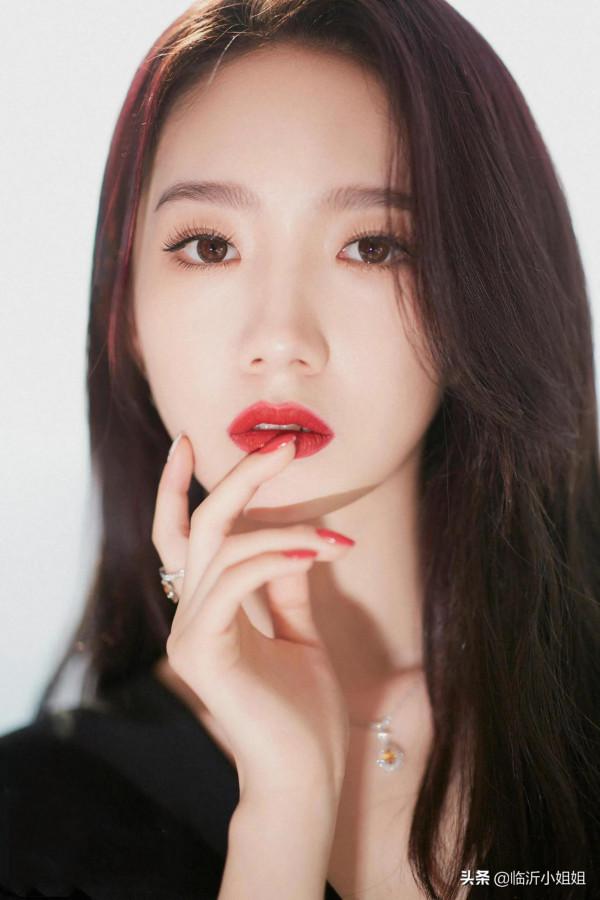 孟美岐，人氣爆棚的流量藝人，清純唯美少女感十足，甜美可人