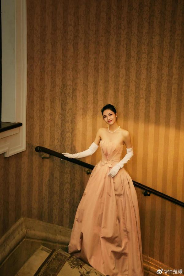 鍾楚曦貪玩公主氛圍感 鍾楚曦貪玩公主氛圍感