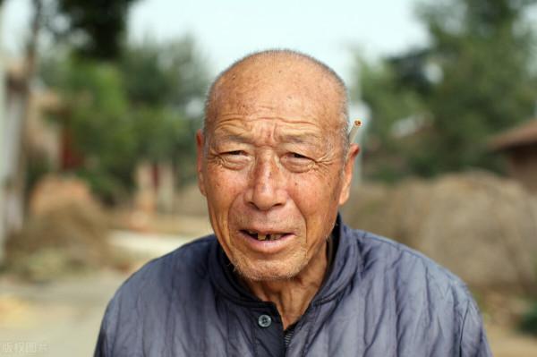 62歲老人的無奈哭訴：我寧可成為一個不孝子，也希望父親早日離去