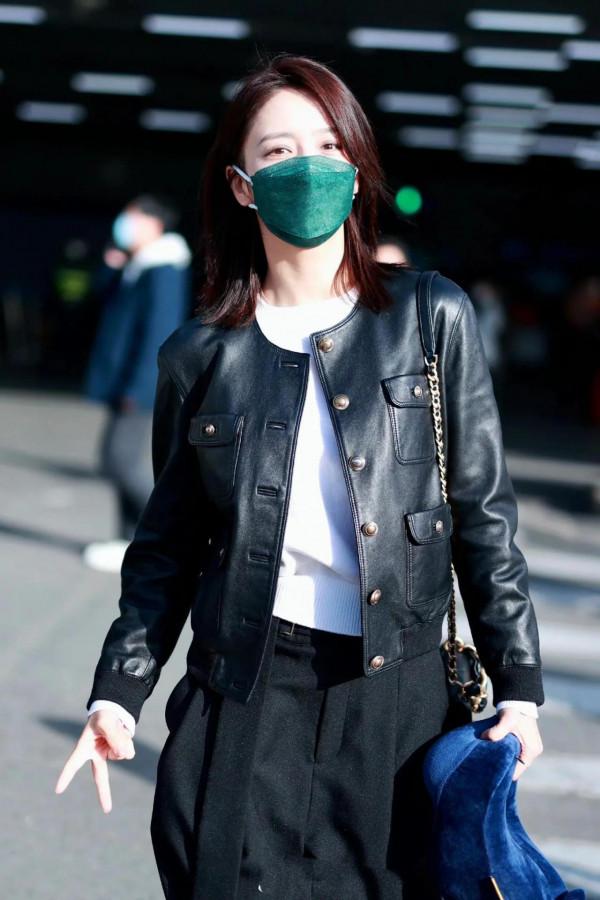 佟麗婭私服來了,皮衣燈籠褲,時尚感有,不停地比耶,和代拍互動 佟麗婭私服來了,皮衣燈籠褲,時尚感有,不停地比耶,和代拍互動