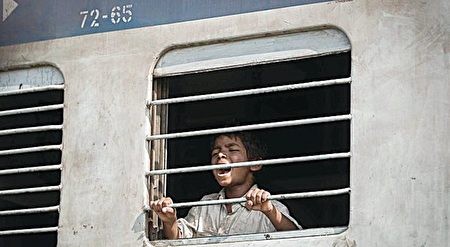 男子5歲時意外走失，25年後靠街景地圖找回家，母親竟在原地等他