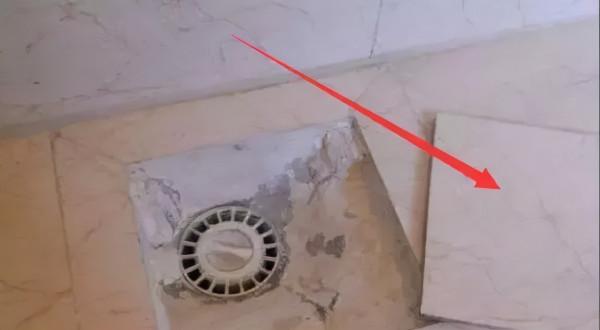 師傅弄了一個隱形地漏，不僅美觀還不會堵塞，鄰居看了都後悔沒裝