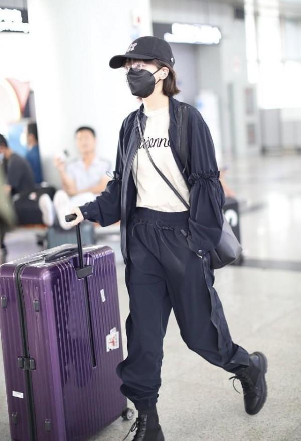 焦俊豔不改帥氣打扮，穿皮衣配工裝褲真有型，同框陳數還挺颯的