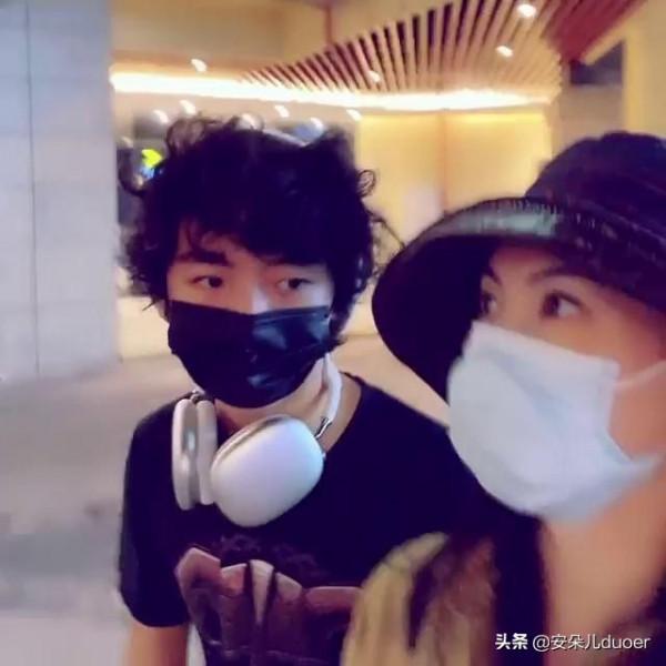 張柏芝陪兩個兒子逛街，兒子打扮酷帥神像謝霆鋒？