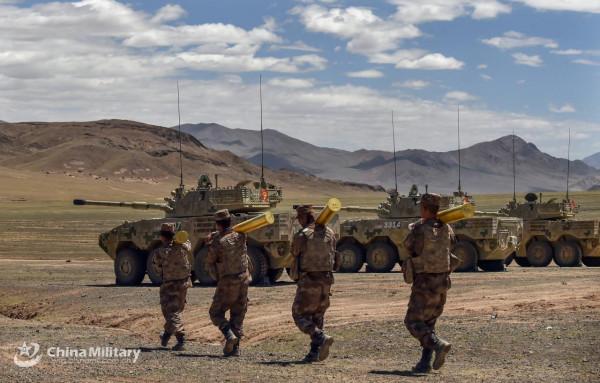 4500米高原邊境,解放軍精銳合成師強攻演練,密集火力排山倒海 4500米高原邊境,解放軍精銳合成師強攻演練,密集火力排山倒海