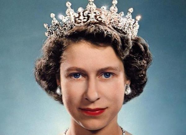 傑奎琳評價和她&OpenCurlyDoubleQuote;撞衫&rdquo;的英女王：一個如此平庸、乏味的中年婦女