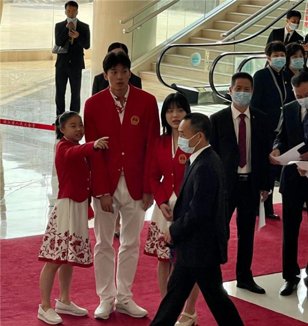 男足隊長一旁偷笑！1米9汪順與1米6楊倩開心合影，郎才女貌超般配