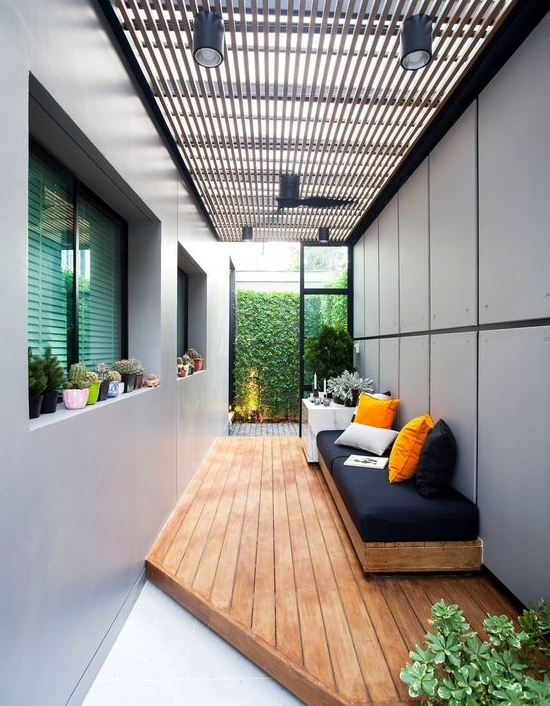 院子過道再窄也別浪費，搭建成這樣，養花休閒陽光房都是可以的