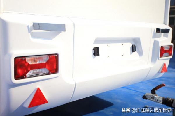 國產新型輕量化頂配拖掛房車!​長6.2米,變色龍車身配木質內飾 國產新型輕量化頂配拖掛房車!​長6.2米,變色龍車身配木質內飾