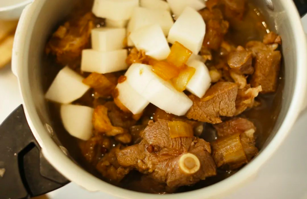 一口就把人饞哭！奶香濃郁無羶味的羊肉今年冬天必須安排上