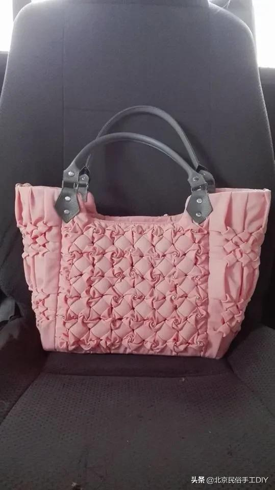 用針線在布上就能縫上立體的花樣，這招做的包包實在太讚了