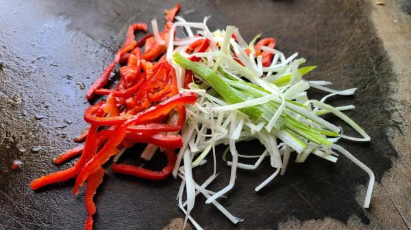 蒜香焗魚這做法在廣東出了名，老廚師教的一道菜，味香肉嫩