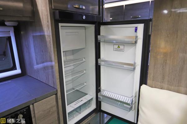 豪華內飾越野配置，黑系HQ19越野拖掛房車