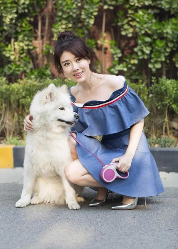 顏丹晨不愧是氣質女神，一字肩連衣裙優雅溫柔，遛狗的神情好迷人