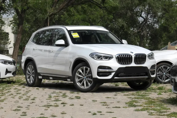 中型SUV寶馬X3，標配8AT+防爆輪胎，典型的豪華車