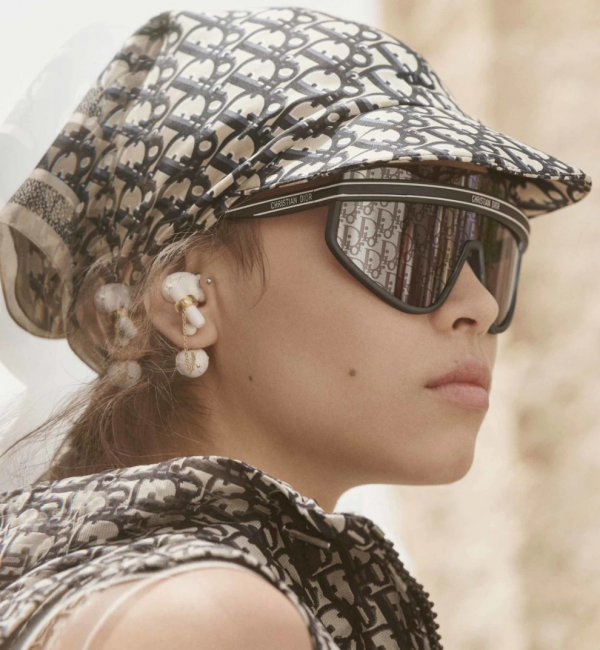 Dior耳機鏈耳環很實用,BVLGARI新手袋展現羅馬式浪漫丨是日美好事物 Dior耳機鏈耳環很實用,BVLGARI新手袋展現羅馬式浪漫丨是日美好事物