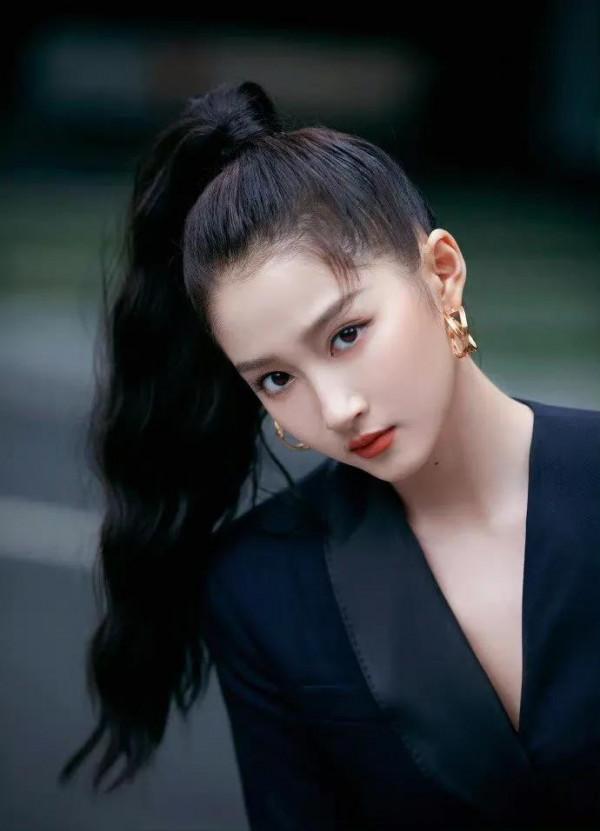 關曉彤穿黑色西裝裙秀美腿,扎高馬尾利落幹練顯成熟美 關曉彤穿黑色西裝裙秀美腿,扎高馬尾利落幹練顯成熟美