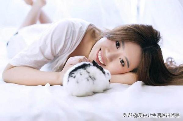 陳妍希一襲露肩長裙仙氣飄飄