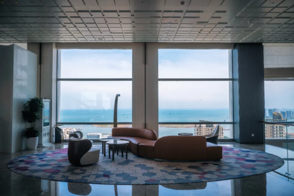 住進愛馬仕橙的房間，躺在高空看海景