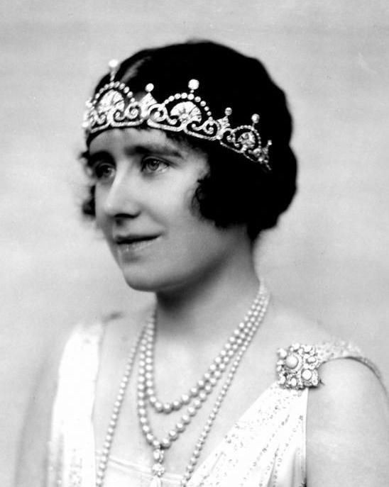 女王母親的心酸往事：想嫁哥哥卻嫁了弟弟，被口吃的國王丈夫家暴