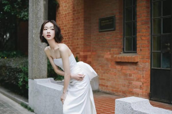 蝴蝶美背吳謹言