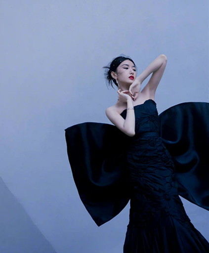 GQ走秀：熱依扎帥氣利落，熱巴藍玫瑰扮相顯得很有故事