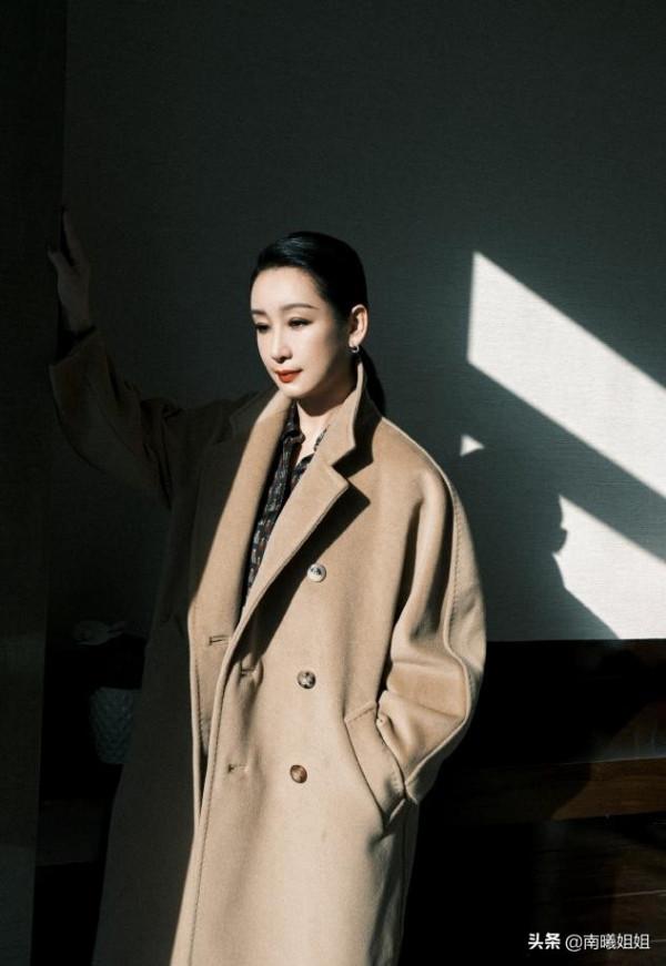 奔五的女人,儘量少穿“一身黑”!多穿這3種“顯白色”,真減齡 奔五的女人,儘量少穿“一身黑”!多穿這3種“顯白色”,真減齡