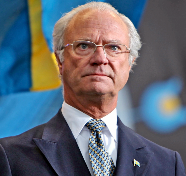 “未來女王”艾斯黛拉：和母親開創女王時代，卻因父親被國民指責