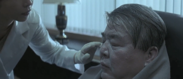 女嬰被泡進藥水當標本，十年後被人發現，可她根本還沒死，影視