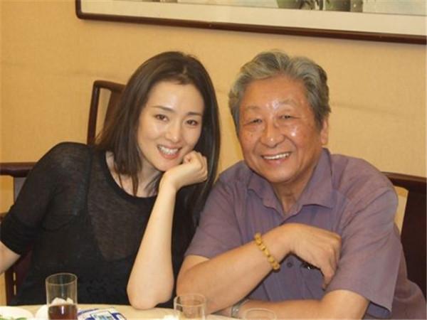 鞏俐恩師梁伯龍舉辦告別儀式，夏雨等學生送花圈，外甥女發文悼念