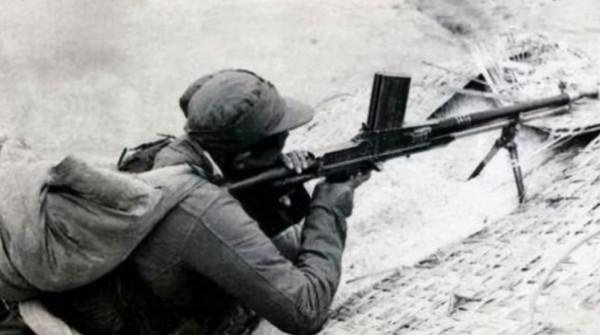 新四軍掉進日軍包圍圈，突然來兩人相救