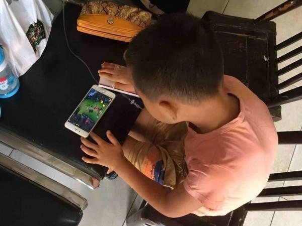 哈佛調查發現：“玩手機”和“不玩手機”的孩子，長大後差距明顯