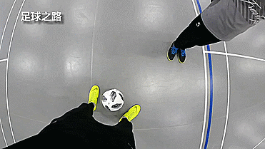 花式足球技巧之兩個簡單的花式穿襠技巧 花式足球技巧之兩個簡單的花式穿襠技巧
