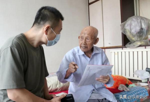 瀋陽領導拜訪100歲失聰老人,家中黃紙驚到眾人,引起軍區高度重視