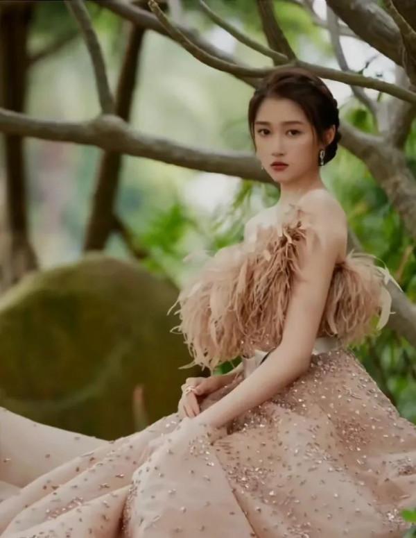 關曉彤逆風翻盤，李宇春翻車，李冰冰絕美，金雞紅毯造型花落誰家