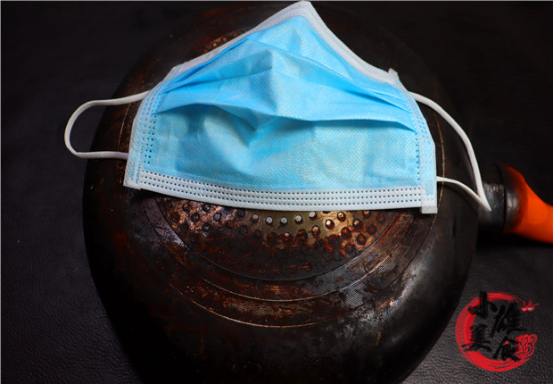 家裡炒菜鍋用久了，又黑又髒，教你用一個口罩，鍋底立馬變新