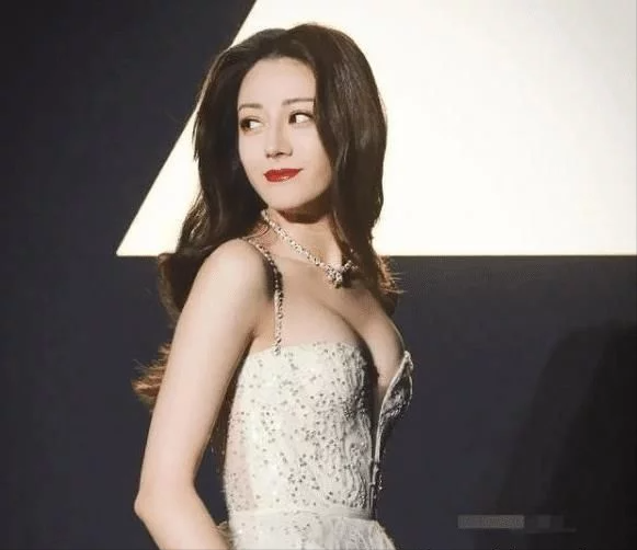 迪麗熱巴拍照失去十級美顏,無濾鏡生圖,顏值過真實 迪麗熱巴拍照失去十級美顏,無濾鏡生圖,顏值過真實