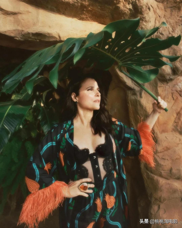 她在優雅老去！《副總統》主演茱莉亞·路易斯-德瑞弗斯雜誌大片