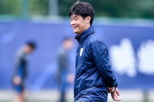 上午9點!權威媒體曝出爭議猛料:李霄鵬遭重大打擊,球迷吐槽聲一片