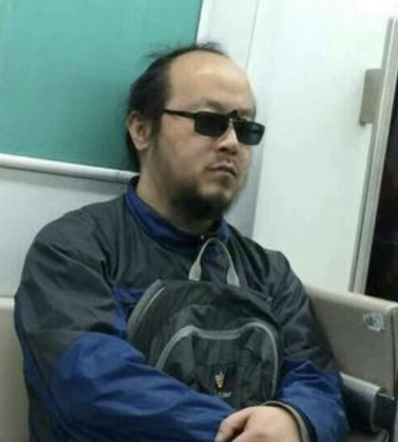 初見發如濃墨，再見禿頭禿腦！這12位男星的頭，讓女人好心碎