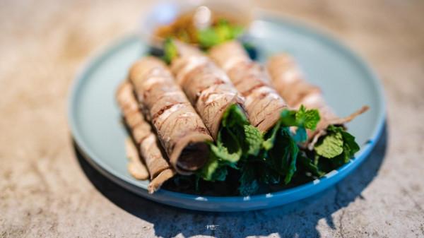 藏在四九城兒的這家雲南菜館，中午和晚上是餐廳，下午是咖啡館