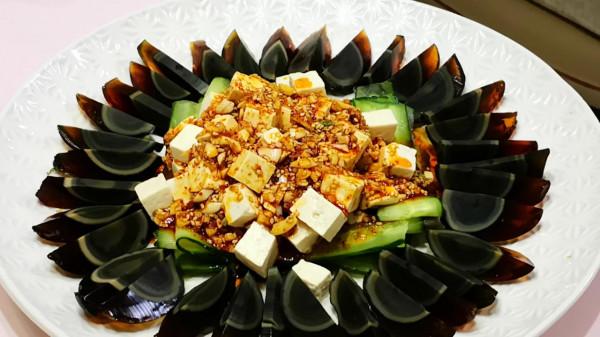 教你做家常美味的松花拌豆腐，簡單易做又營養豐富，一大盤不夠吃