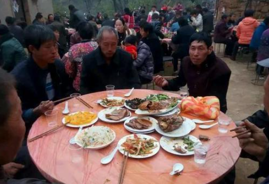 農村酒席“怪象”：悶頭吃菜的多了，大口喝酒的少了，什麼情況？