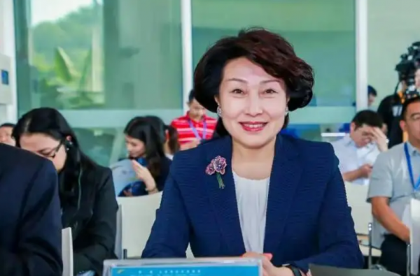 傳奇女富豪鄭翔玲：14歲特招入伍，退伍後嫁入豪門，現身家440億