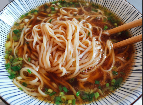 正月初七，吃上一碗家庭版清湯麵，好吃營養又暖胃，一年順順