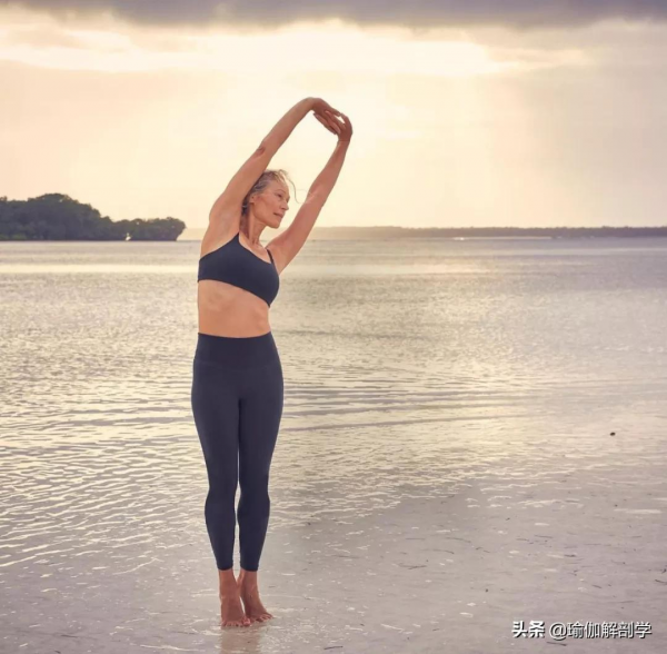 她40歲開始練瑜伽，如今65歲，堅持瑜伽25年，越活越年輕